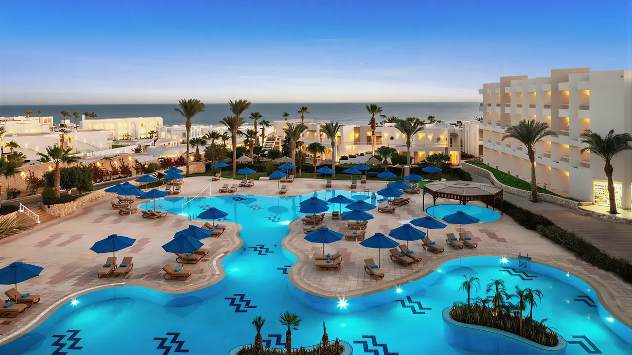 Widok na kompleks basenowy w Doubletree by Hilton Sharks Bay
