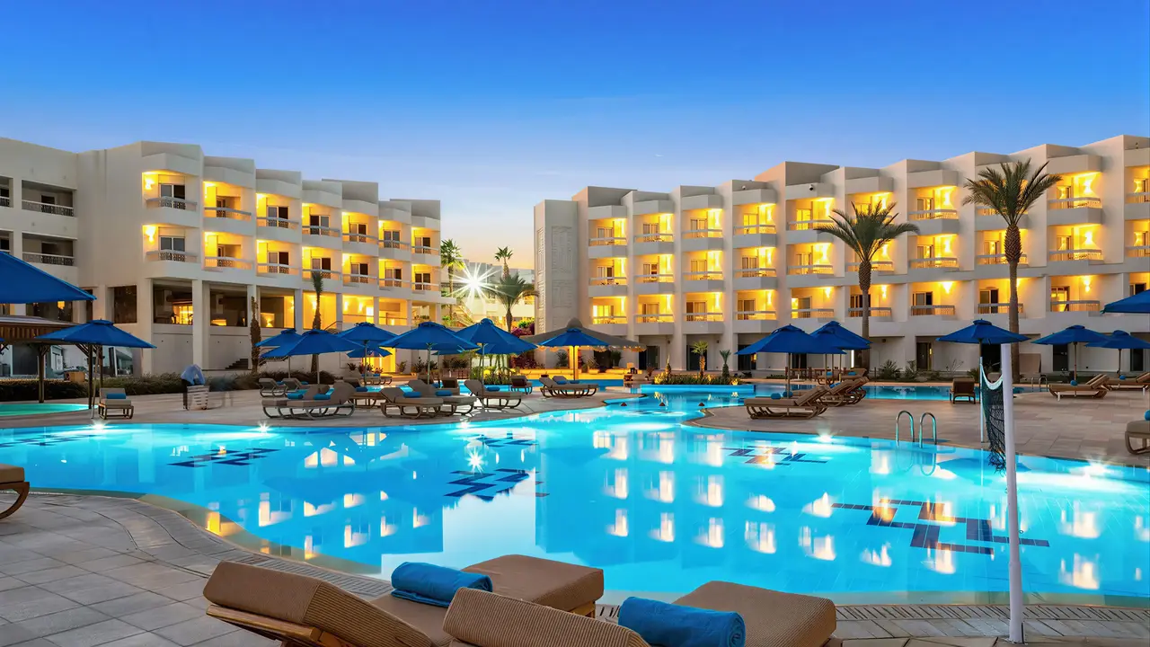 Basen z leżakami w Doubletree by Hilton Sharks Bay