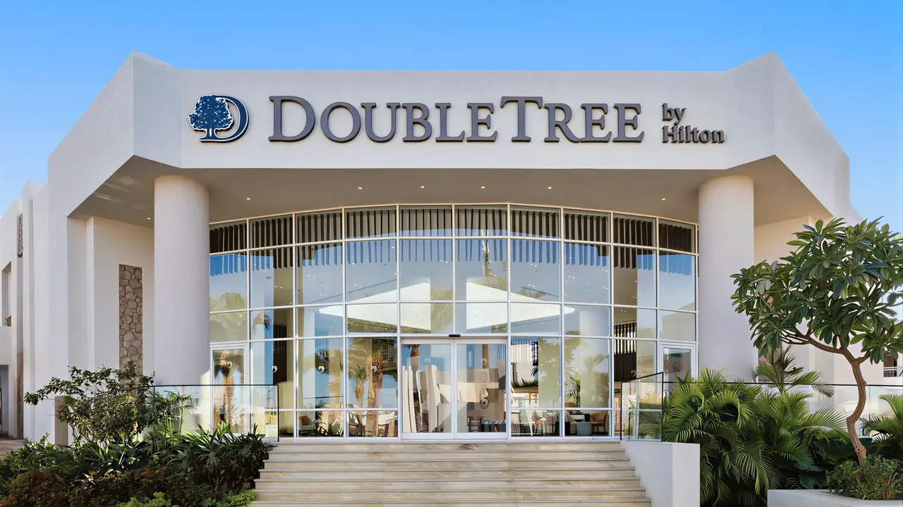 Elewacja i wejście główne do Doubletree by Hilton Sharks Bay