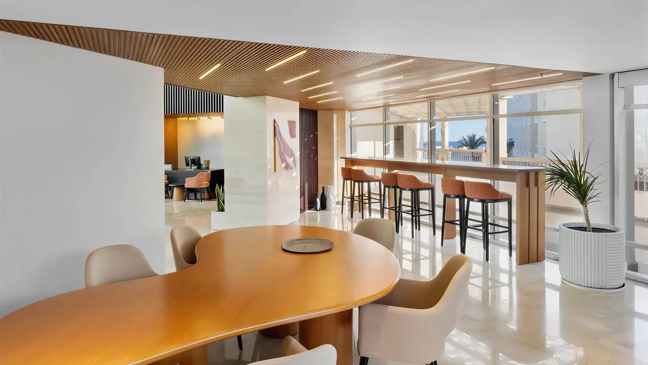 Nowoczesna strefa wypoczynkowa w Doubletree by Hilton Sharks Bay
