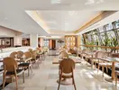 Restauracja w hotelu Doubletree by Hilton Sharks Bay z ustawionymi stolikami