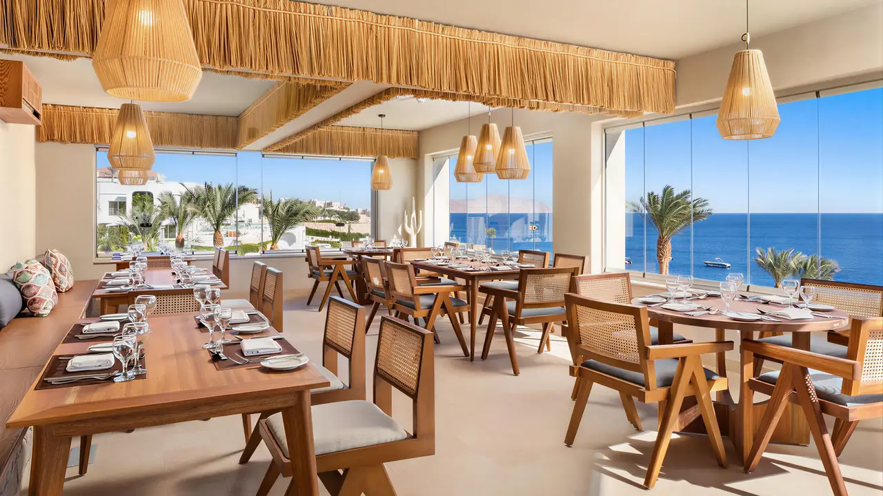 Restauracja w Doubletree by Hilton Sharks Bay z widokiem na morze