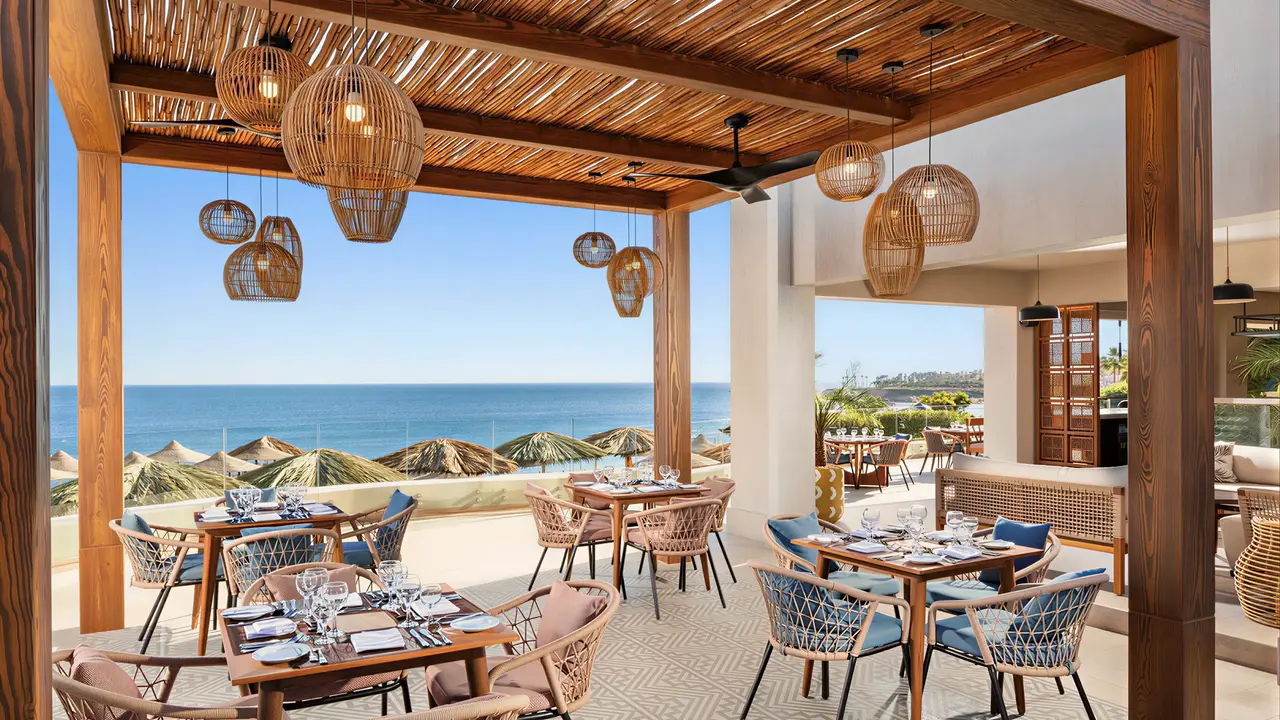 Restauracja w Doubletree by Hilton Sharks Bay z widokiem na morze