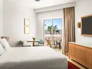 Sypialnia z łóżkiem i balkonem w Doubletree by Hilton Sharks Bay