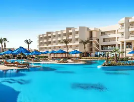 Basen z leżakami w Doubletree by Hilton Sharks Bay