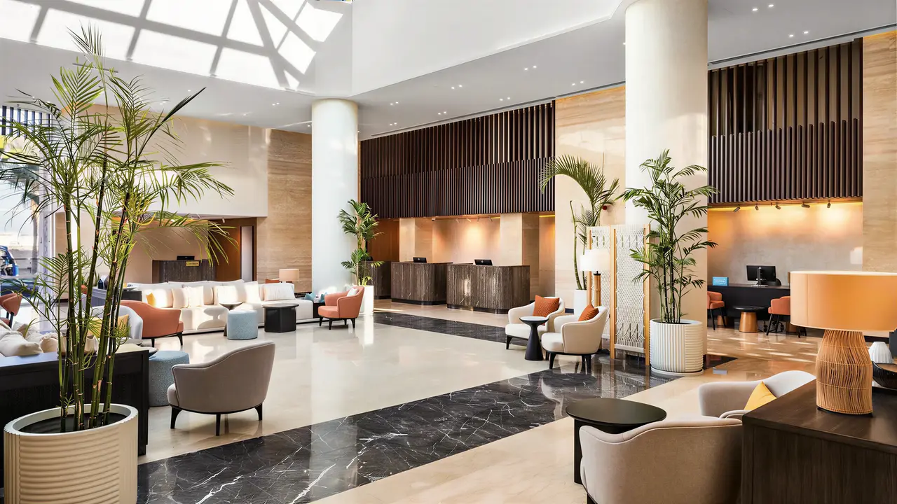 Nowoczesne i jasne lobby w Doubletree by Hilton Sharks Bay