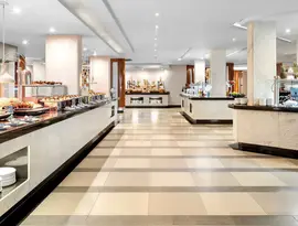 Bufet z jedzeniem w hotelu Doubletree by Hilton Sharks Bay