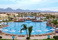Widok na kompleks basenów w Doubletree by Hilton Sharks Bay