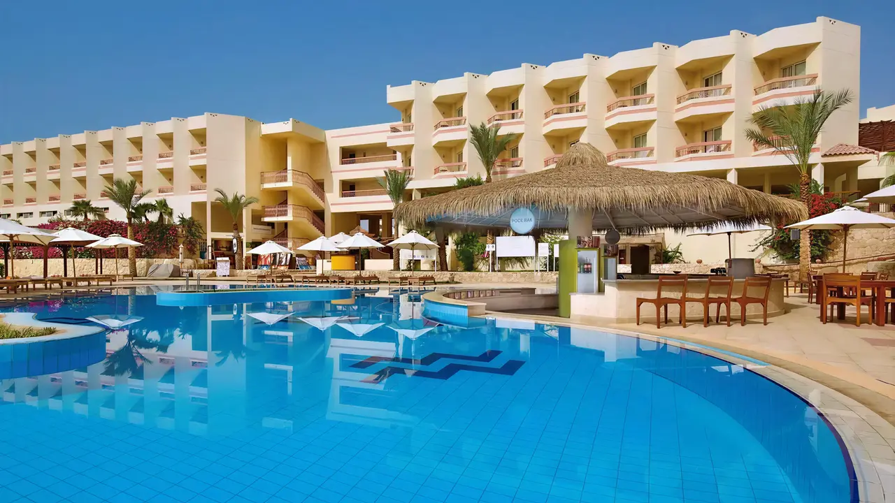 Basen i leżaki w hotelu Doubletree by Hilton Sharks Bay