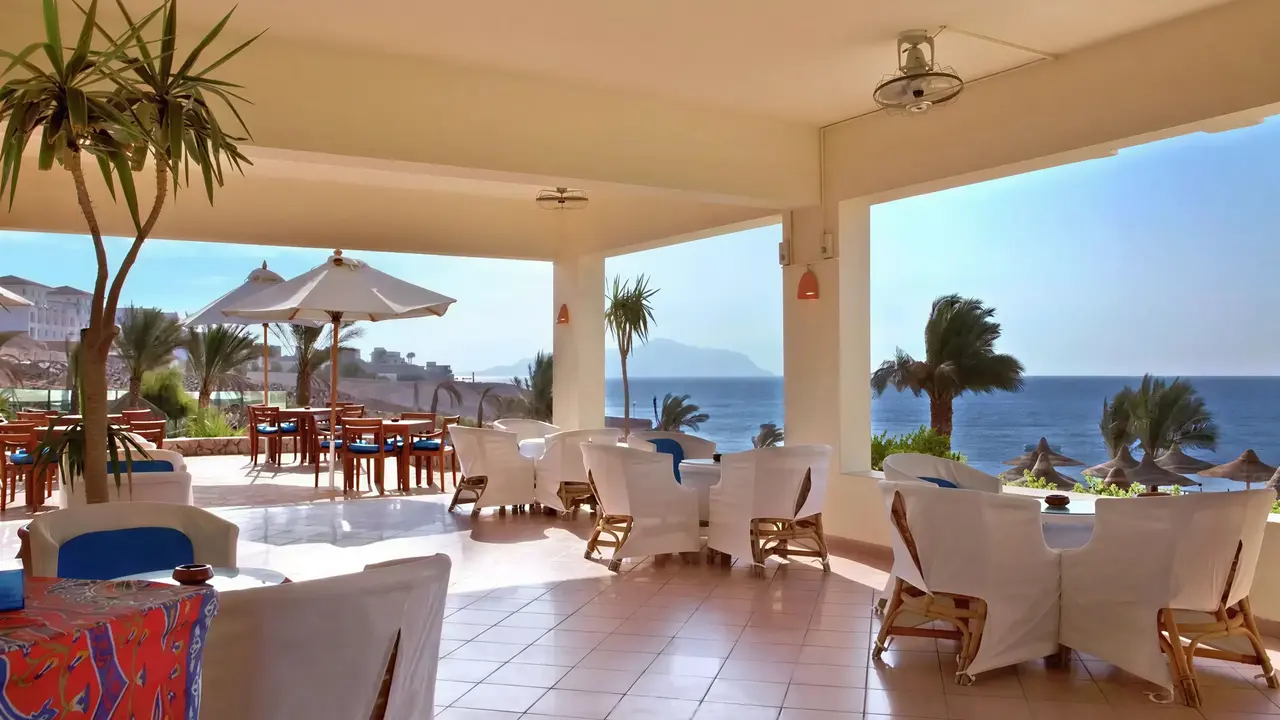 Restauracja w Doubletree by Hilton Sharks Bay z widokiem na morze
