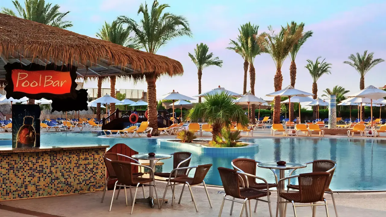 Bar przy basenie w Doubletree by Hilton Sharks Bay