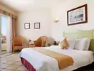 Przytulna sypialnia w Doubletree by Hilton Sharks Bay z widokiem na balkon