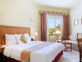 Przytulny pokój z łóżkiem w Doubletree by Hilton Sharks Bay
