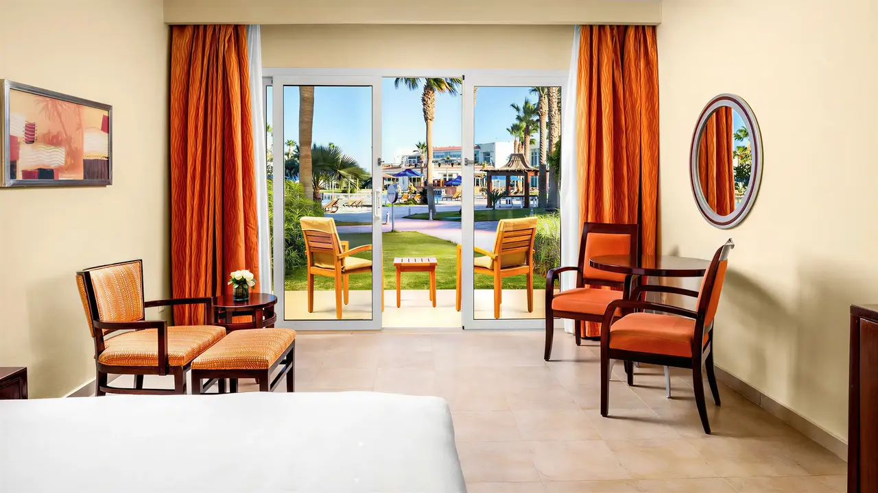 Wnętrze pokoju z tarasem w Doubletree by Hilton Sharks Bay