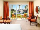 Wnętrze pokoju z tarasem w Doubletree by Hilton Sharks Bay