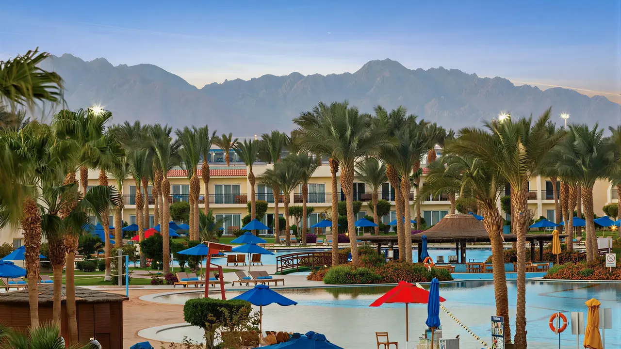 Widok na kompleks basenów w Doubletree by Hilton Sharks Bay