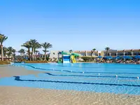 Zjeżdżalnie wodne w basenie hotelu Doubletree by Hilton Sharks Bay