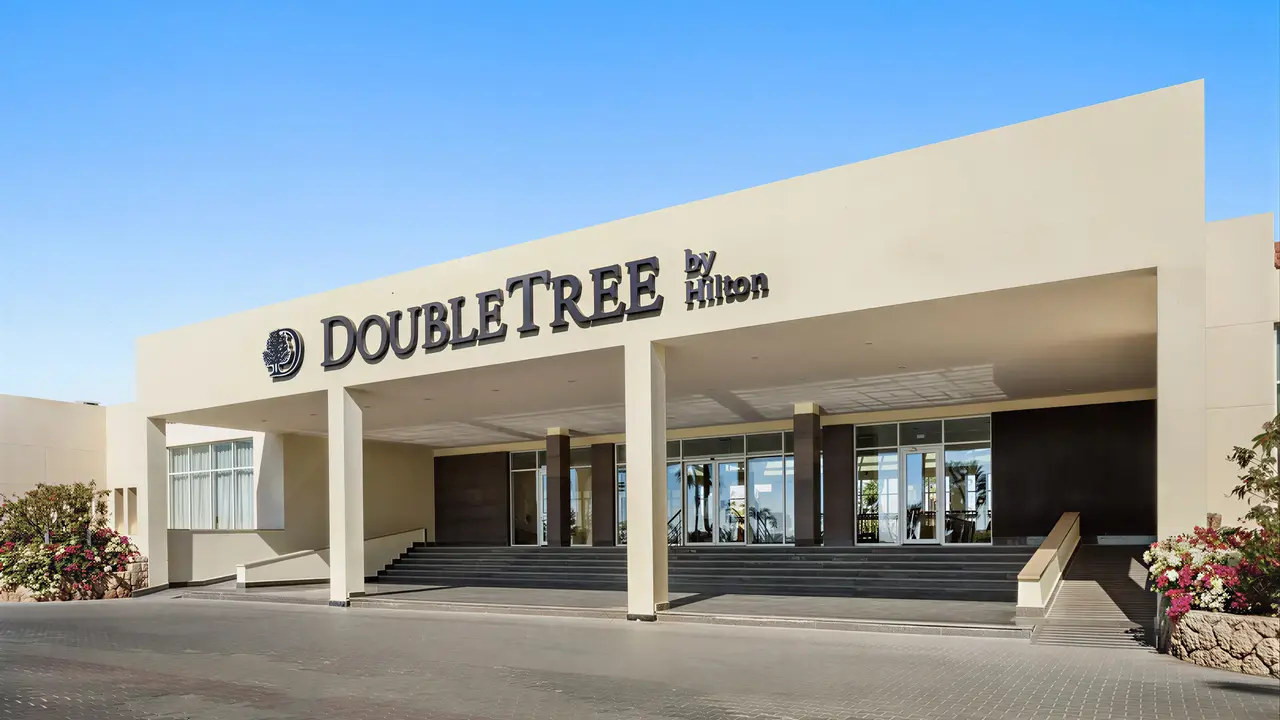 Elewacja i wejście do Doubletree by Hilton Sharks Bay
