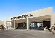Elewacja i wejście do Doubletree by Hilton Sharks Bay