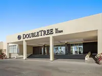 Elewacja i wejście do Doubletree by Hilton Sharks Bay