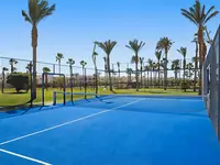Niebieski kort tenisowy w Doubletree by Hilton Sharks Bay