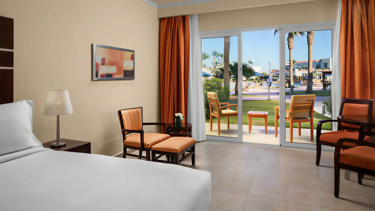 Pokój gościnny z tarasem w Doubletree by Hilton Sharks Bay