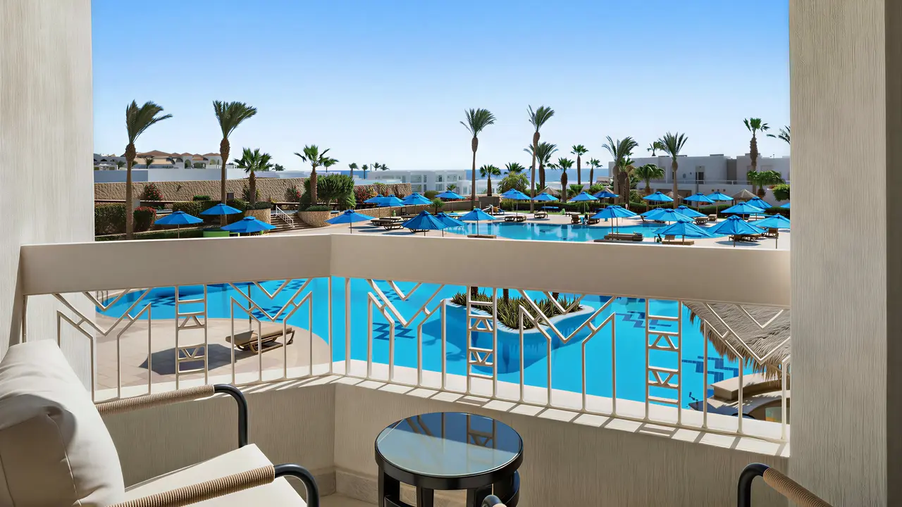 Balkon z widokiem na basen w Doubletree by Hilton Sharks Bay