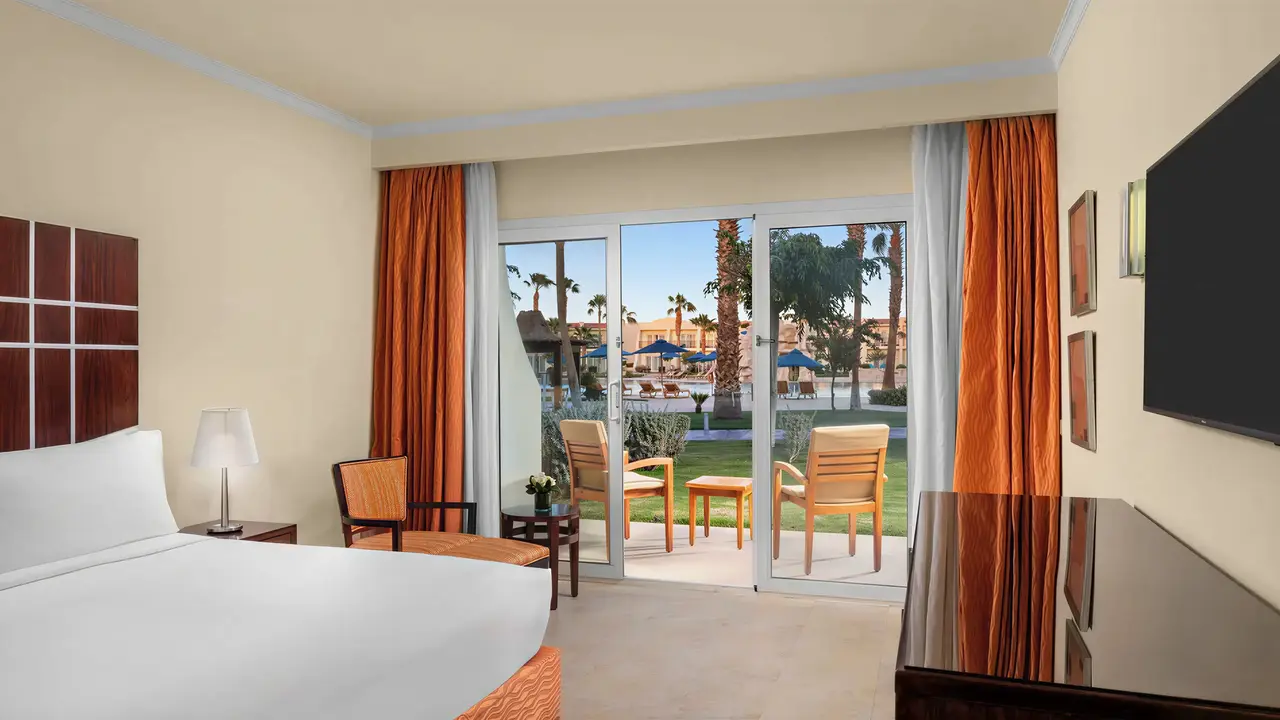 Pokój z widokiem na taras w Doubletree by Hilton Sharks Bay