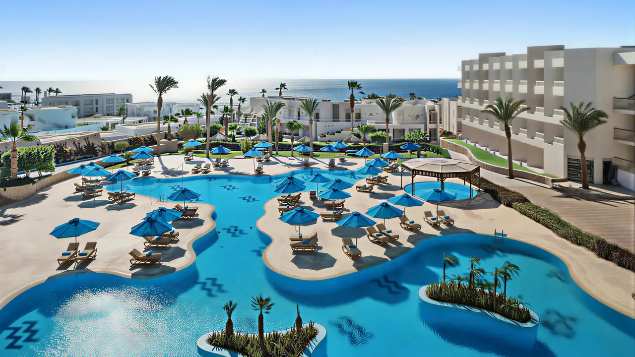 Widok na kompleks basenów w Doubletree by Hilton Sharks Bay