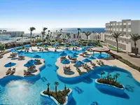 Widok na kompleks basenów w Doubletree by Hilton Sharks Bay
