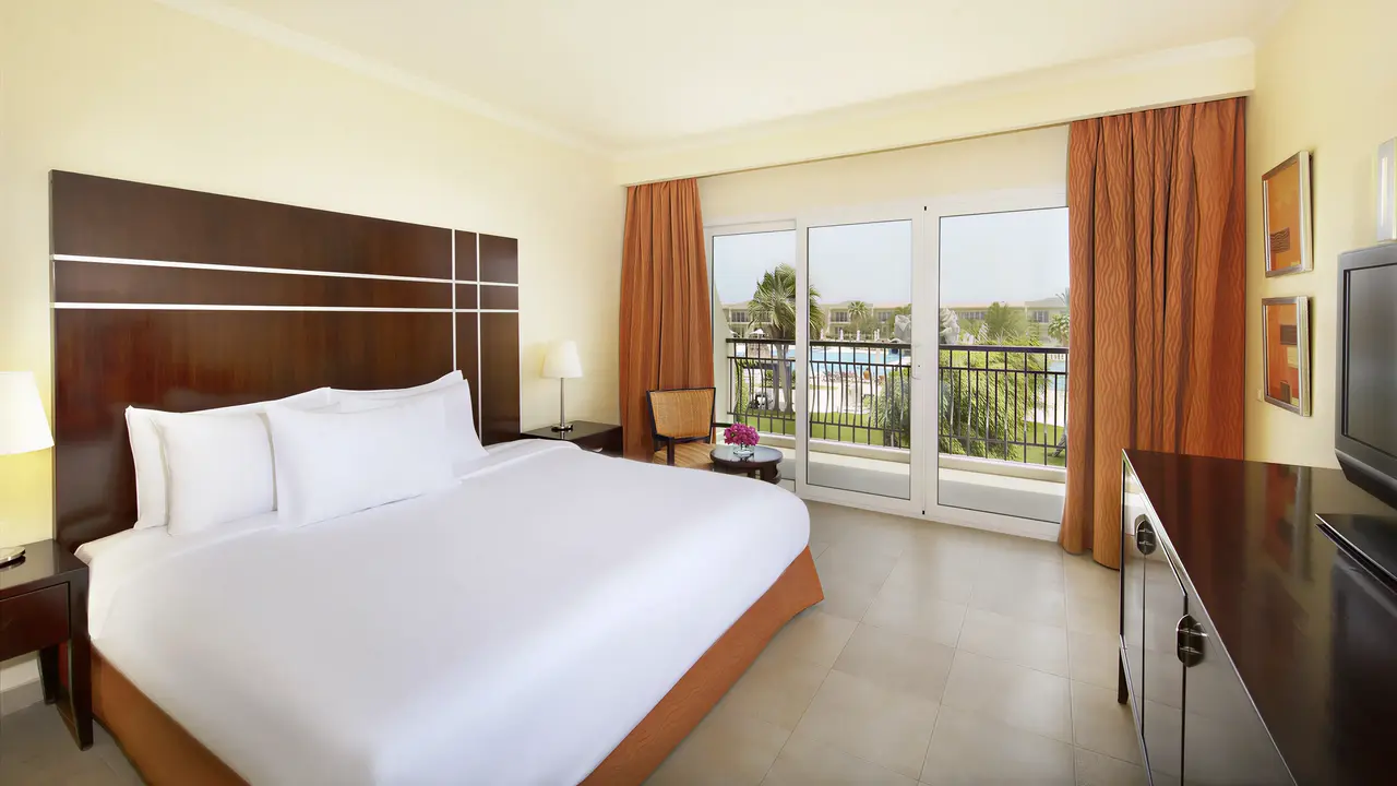 Sypialnia z dużym łóżkiem w Doubletree by Hilton Sharks Bay