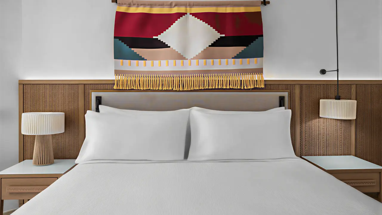 Sypialnia w Doubletree by Hilton Sharks Bay z dużym łóżkiem