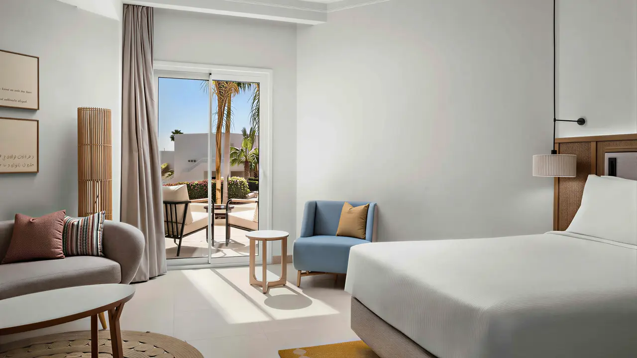 Nowoczesny pokój z łóżkiem w Doubletree by Hilton Sharks Bay