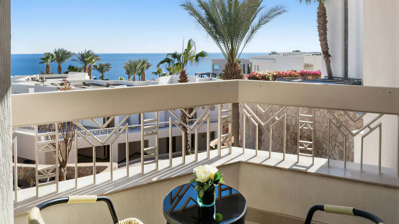 Balkon z widokiem na morze w Doubletree by Hilton Sharks Bay