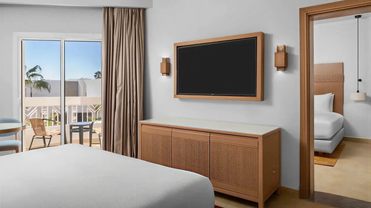 Nowoczesny pokój hotelowy w Doubletree by Hilton Sharks Bay