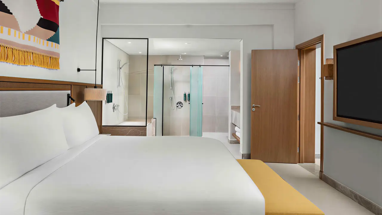 Nowoczesny pokój z łóżkiem w Doubletree by Hilton Sharks Bay