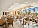 Restauracja w Doubletree by Hilton Sharks Bay z ustawionymi stolikami