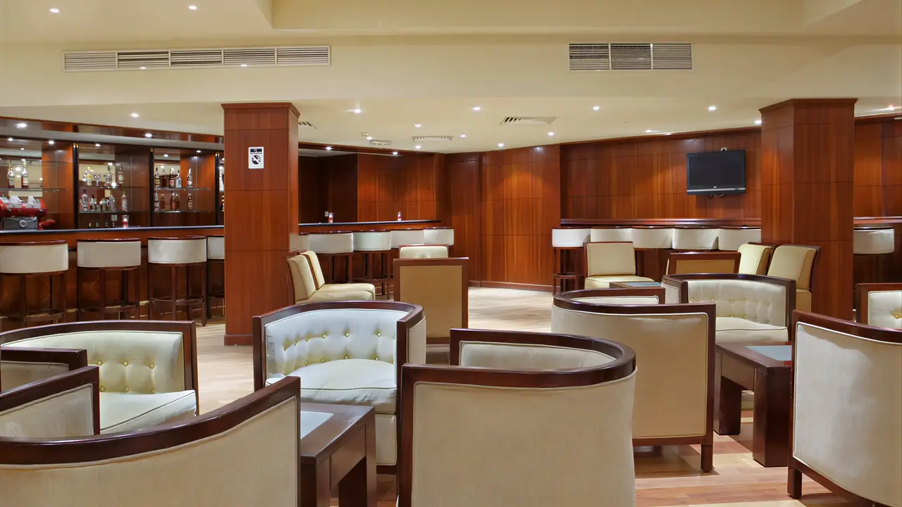 Elegancki bar z wysokimi hokerami w Doubletree by Hilton Sharks Bay