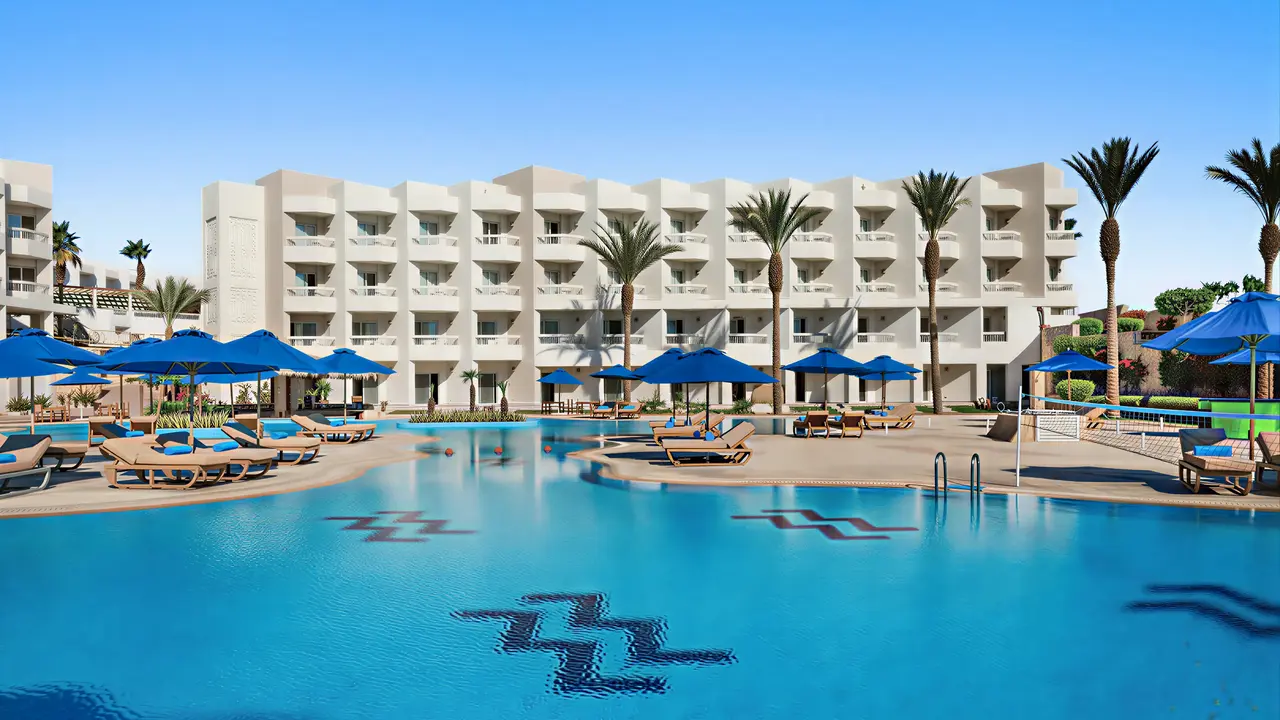 Basen z leżakami w Doubletree by Hilton Sharks Bay
