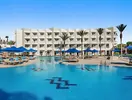 Basen z leżakami w Doubletree by Hilton Sharks Bay