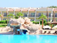 Basen z wodną zjeżdżalnią w Doubletree by Hilton Sharks Bay