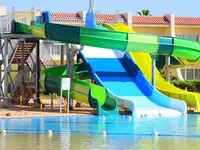 Zjeżdżalnie wodne w kompleksie Doubletree by Hilton Sharks Bay