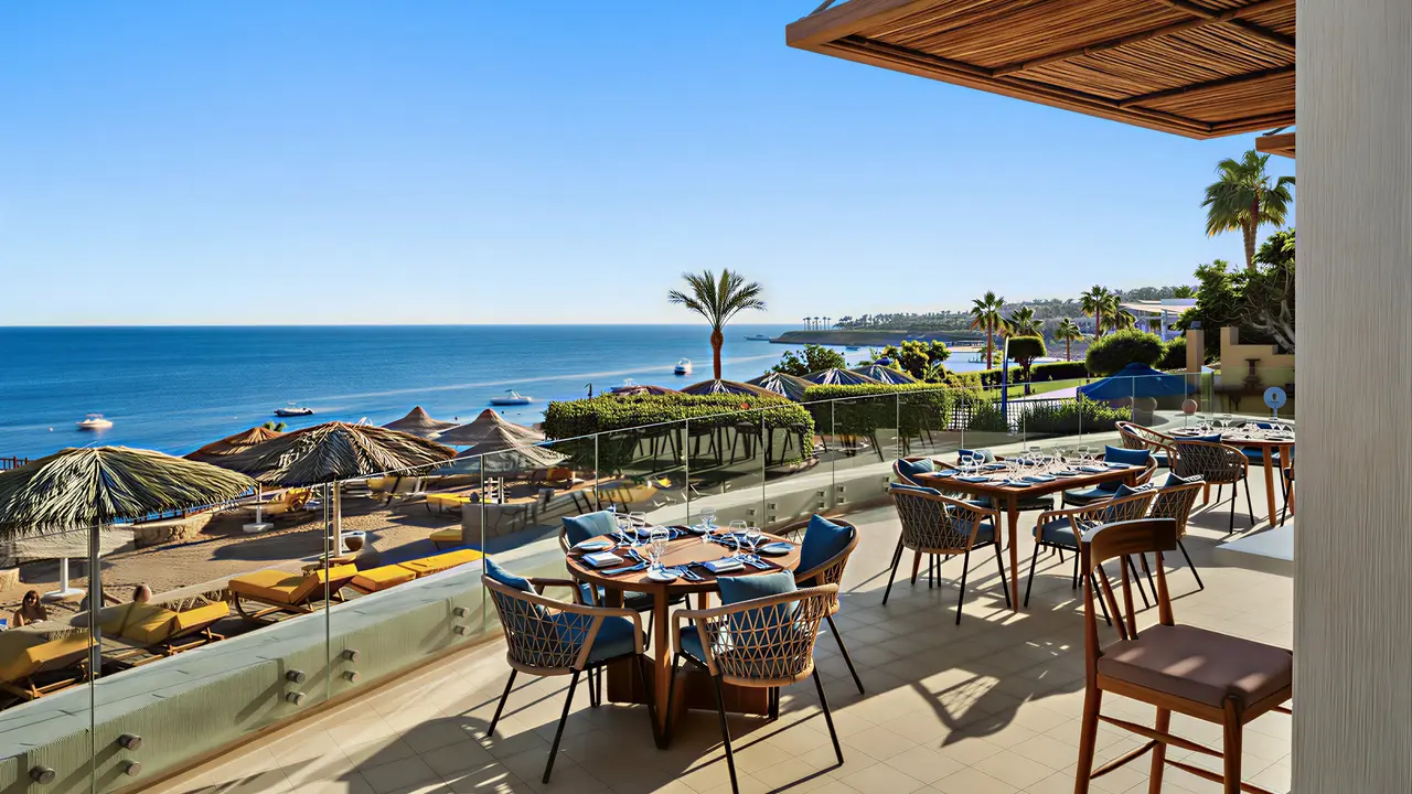Taras restauracyjny z widokiem na morze Doubletree by Hilton Sharks Bay