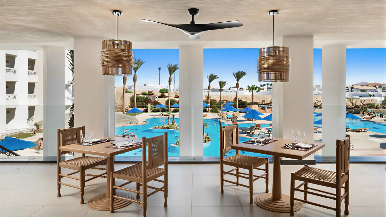 Stolik restauracyjny z widokiem na basen Doubletree by Hilton Sharks Bay