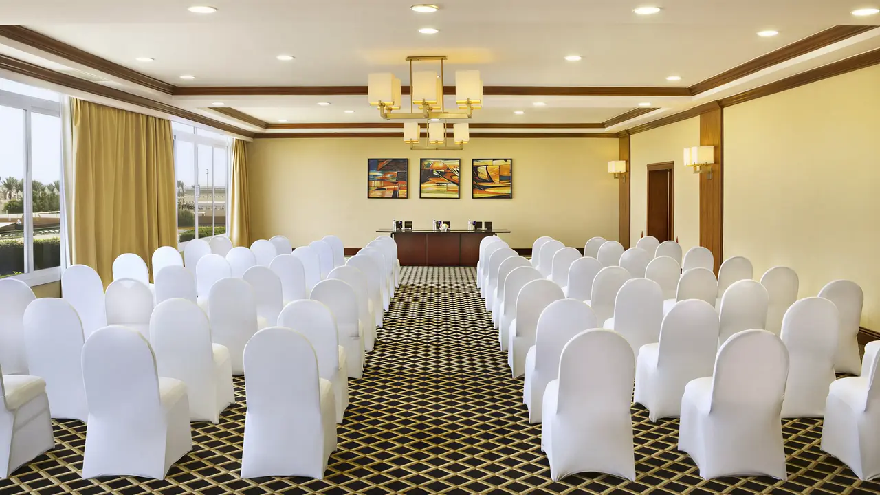 Sala konferencyjna z białymi krzesłami w Doubletree by Hilton Sharks Bay