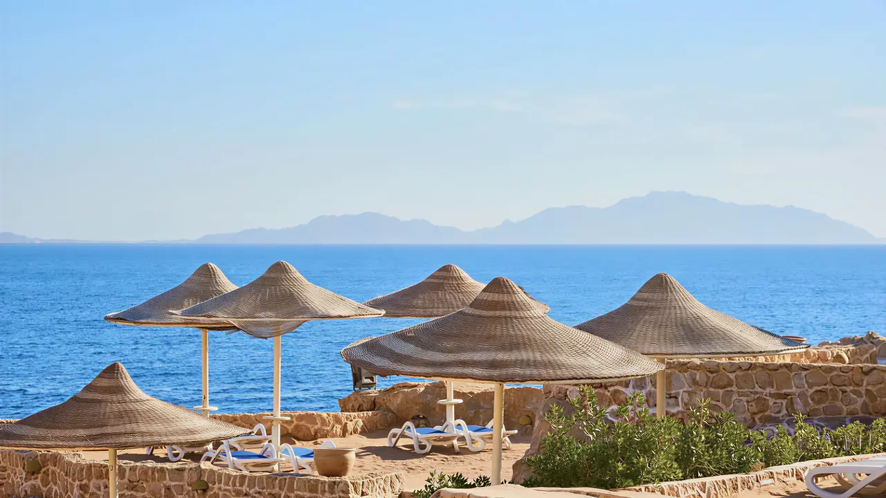 Leżaki i parasole przy plaży Dreams Beach Resort Sharm El Sheikh