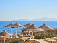 Leżaki i parasole przy plaży Dreams Beach Resort Sharm El Sheikh