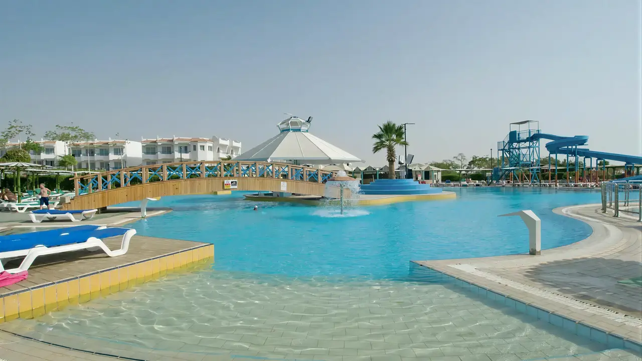 Basen przy hotelu Dreams Beach Resort Sharm El Sheikh