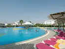 Basen z leżakami w Dreams Beach Resort Sharm El Sheikh