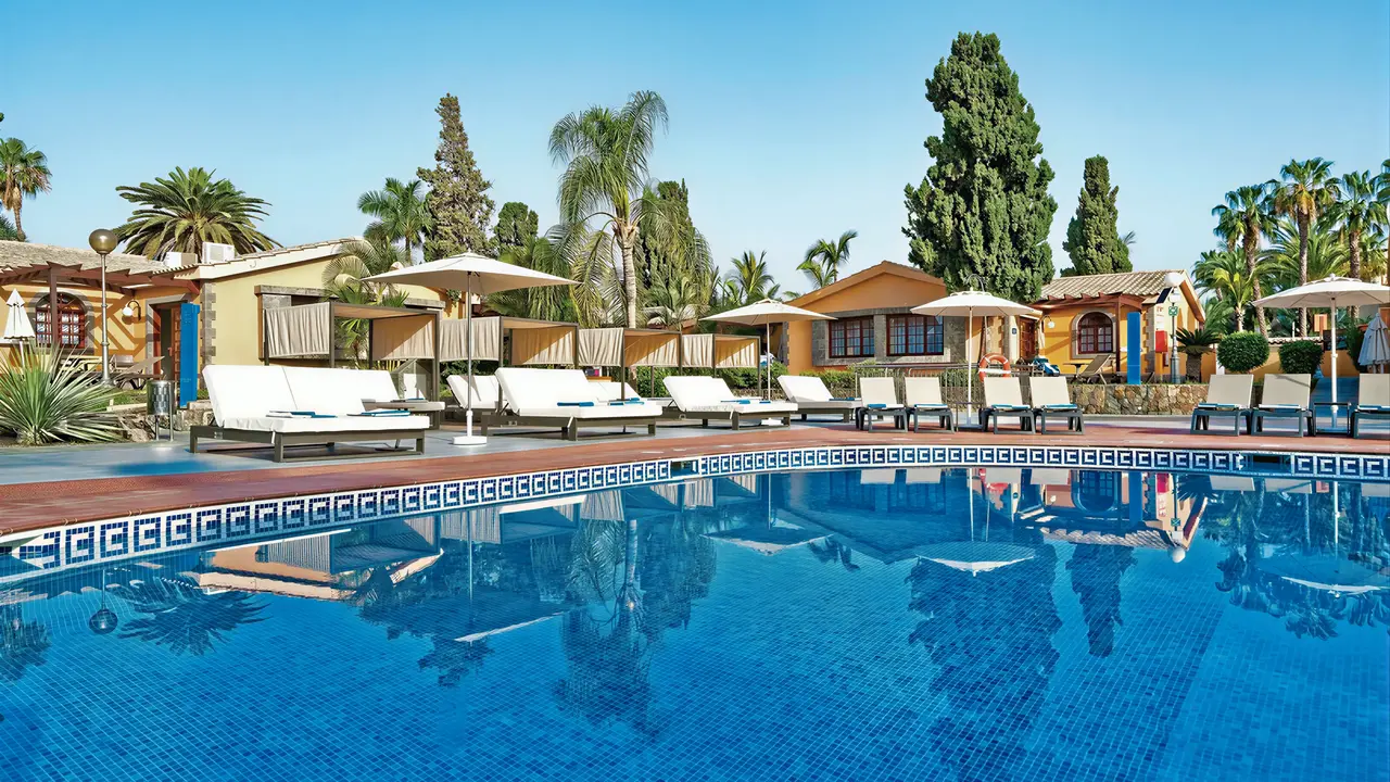 Basen z leżakami w hotelu Dunas Suites & Villas Resort